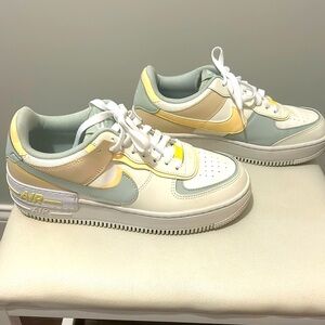 Women’s Nike shoes size 8.5